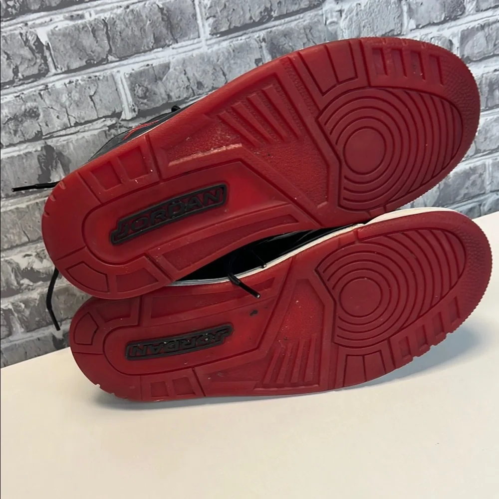 Jordan Men's Black‎ and Red Sneakers